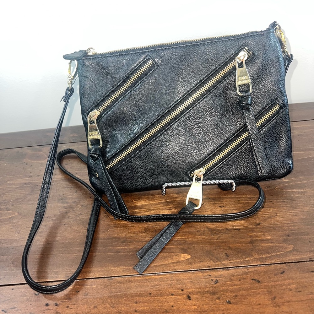 Steve Madden Vegan Leather
Zipper crossbody Purse Bag Black And Gold accents